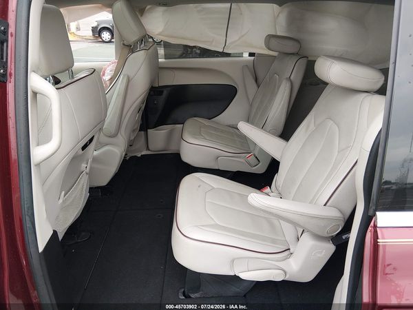 2017 CHRYSLER PACIFICA LIMITED — I8