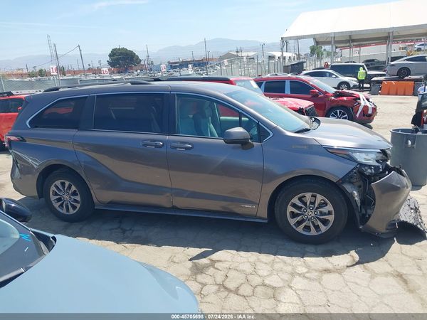 2021 TOYOTA SIENNA LE