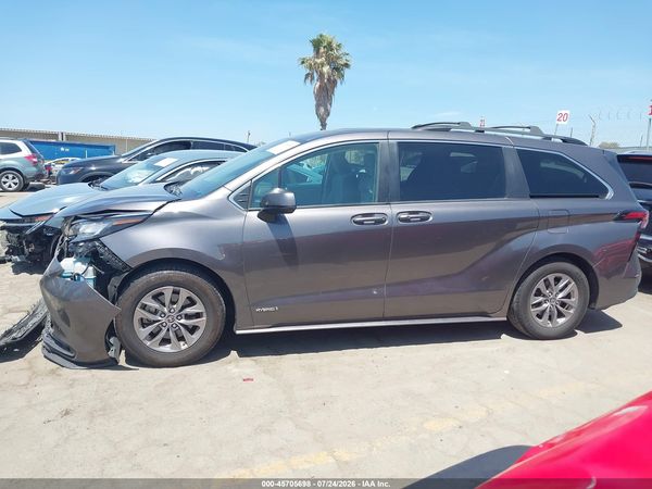 2021 TOYOTA SIENNA LE