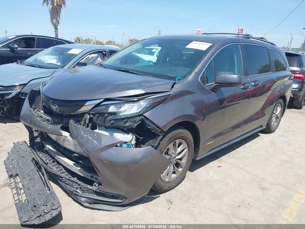 2021 TOYOTA SIENNA LE