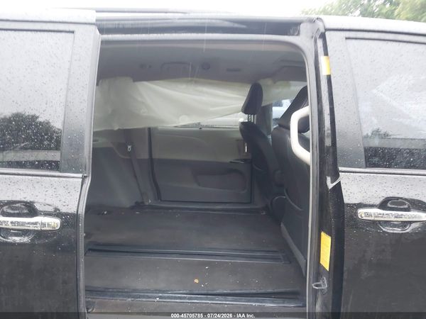 2014 TOYOTA SIENNA SE 8 PASSENGER — I8