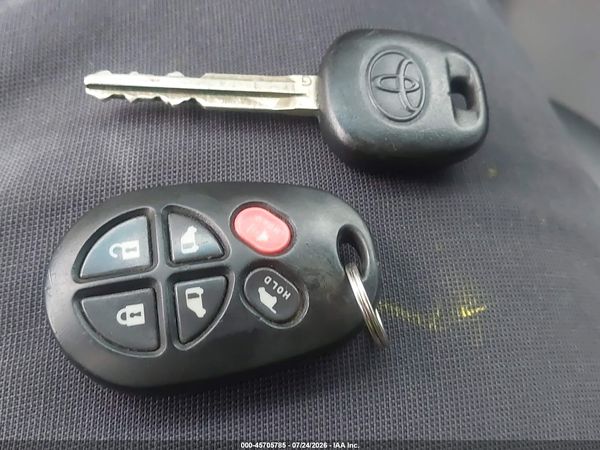 2014 TOYOTA SIENNA SE 8 PASSENGER — I11