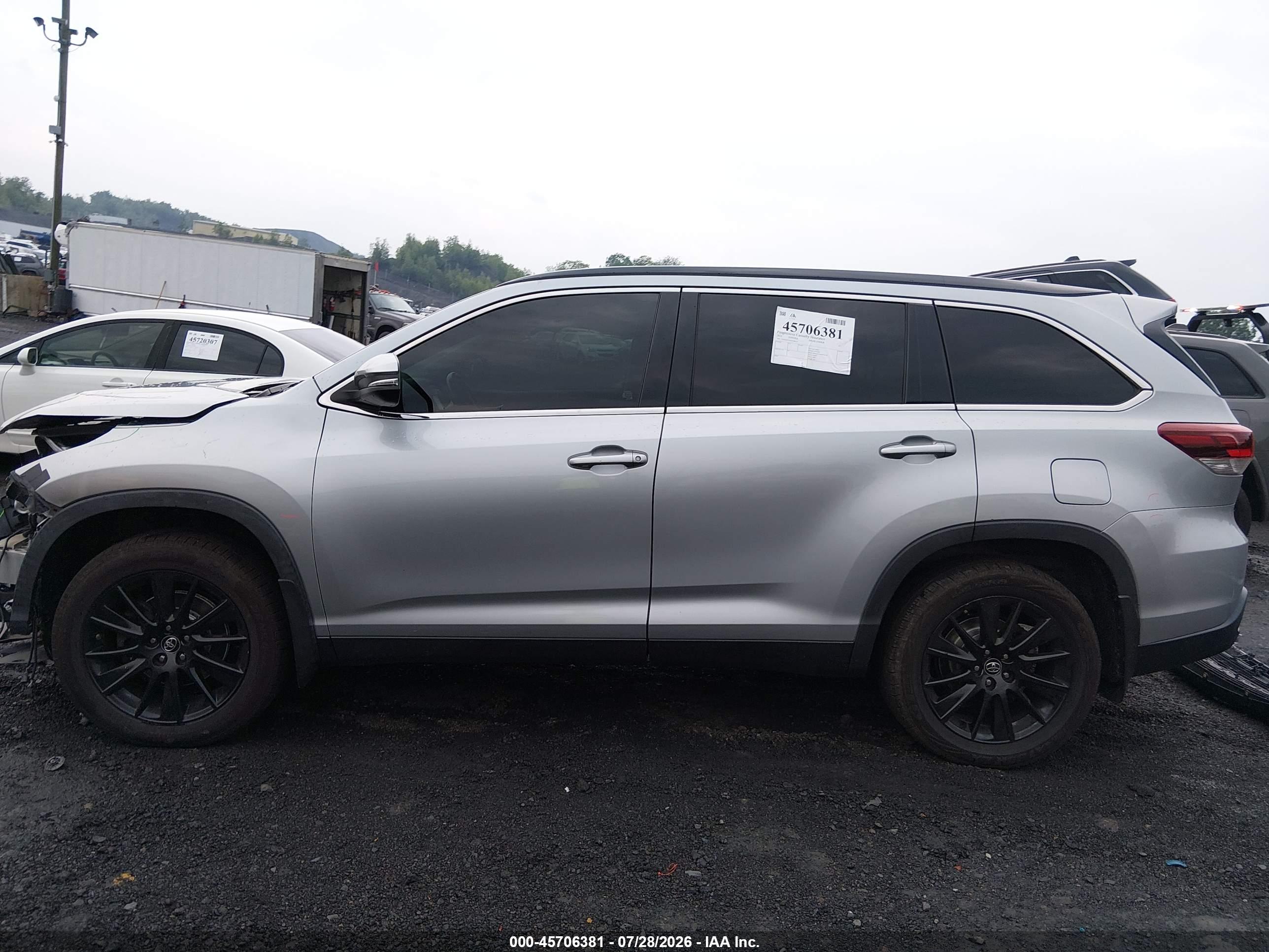 2019 TOYOTA HIGHLANDER SE