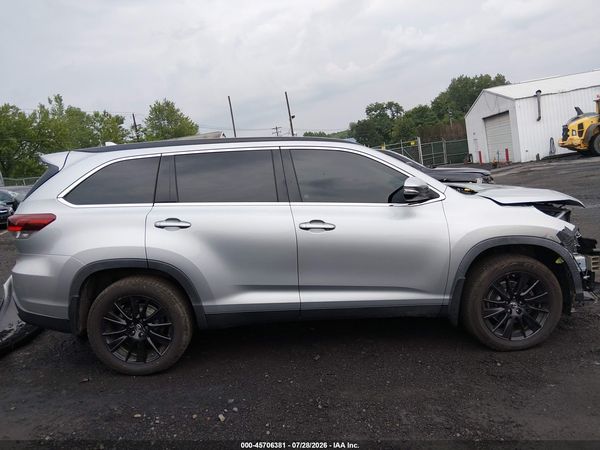2019 TOYOTA HIGHLANDER SE