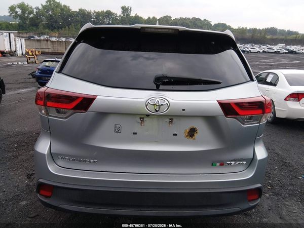 2019 TOYOTA HIGHLANDER SE