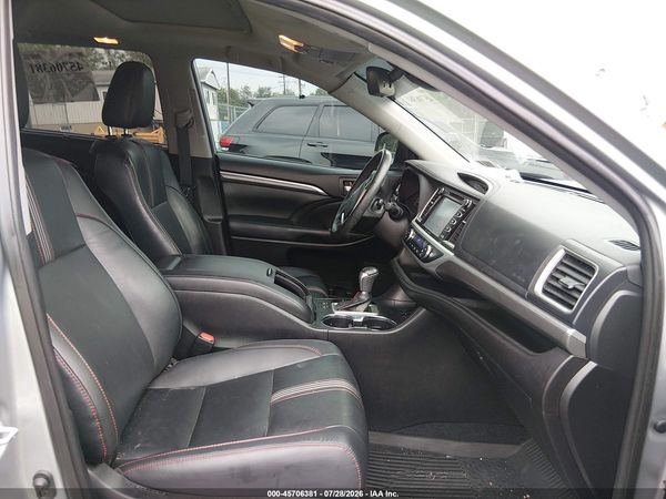 2019 TOYOTA HIGHLANDER SE