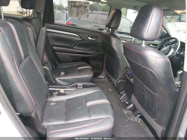 2019 TOYOTA HIGHLANDER SE