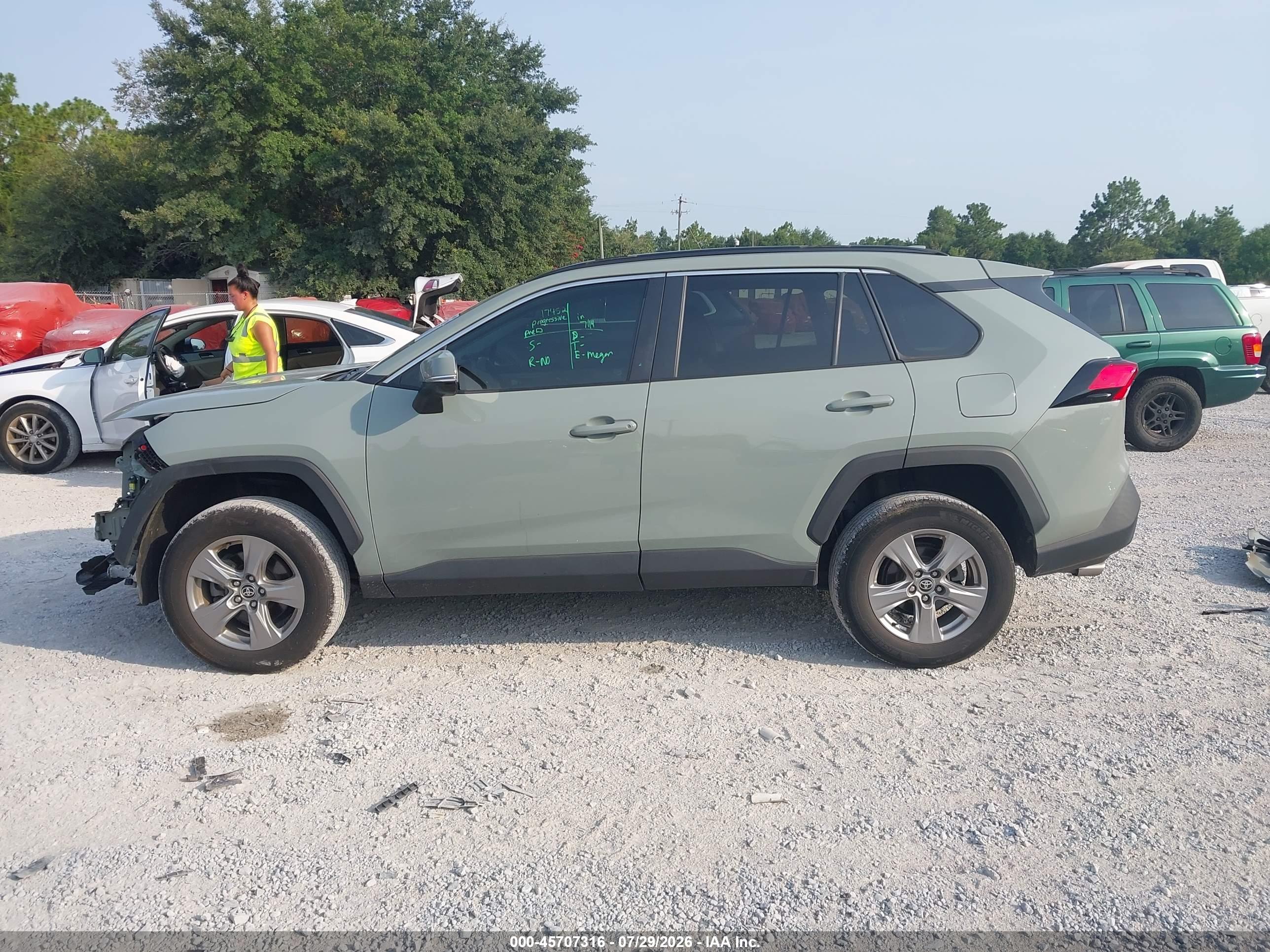 2022 TOYOTA RAV4 XLE