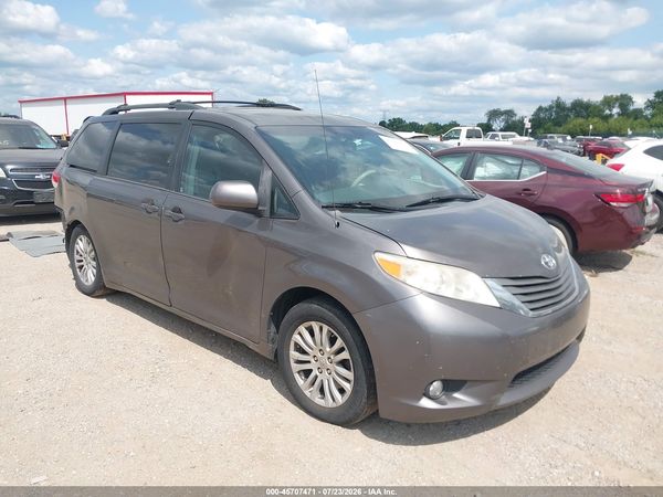 2012 TOYOTA SIENNA XLE V6 8 PASSENGER