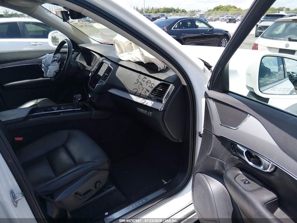 2022 VOLVO XC90 T5 MOMENTUM 7 PASSENGER