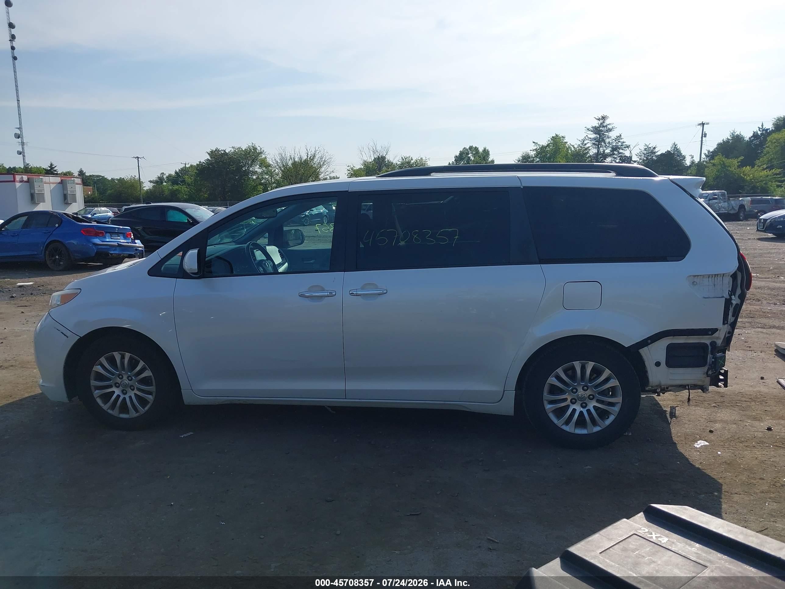 2015 TOYOTA SIENNA XLE PREMIUM 8 PASSENGER