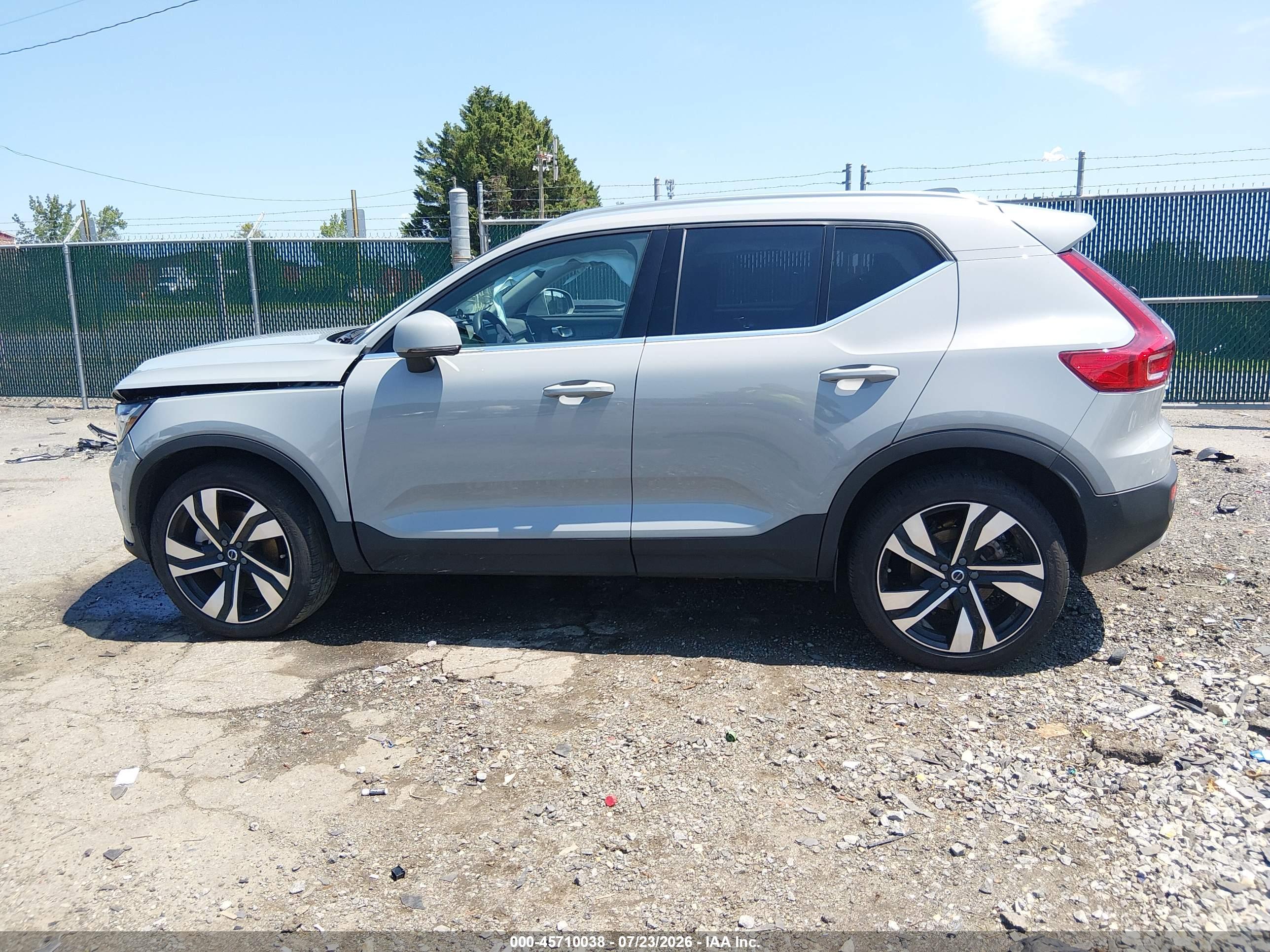 2025 VOLVO XC40 B5 PLUS BRIGHT THEME