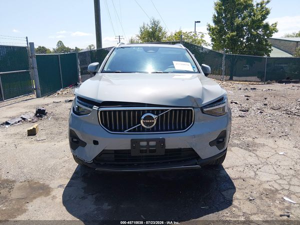 2025 VOLVO XC40 B5 PLUS BRIGHT THEME