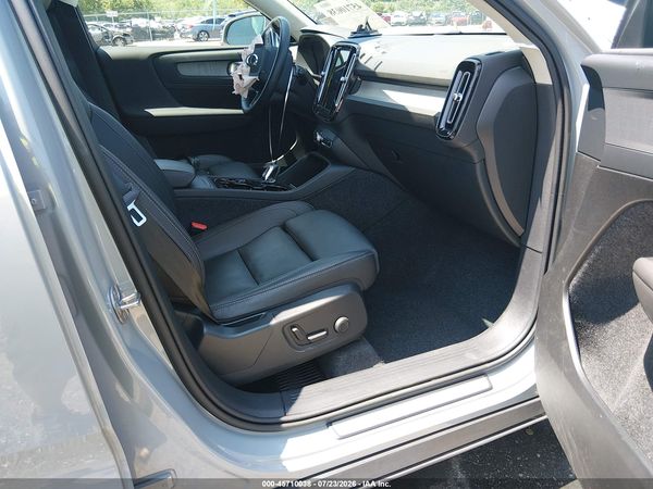 2025 VOLVO XC40 B5 PLUS BRIGHT THEME