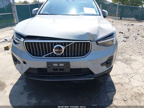 2025 VOLVO XC40 B5 PLUS BRIGHT THEME