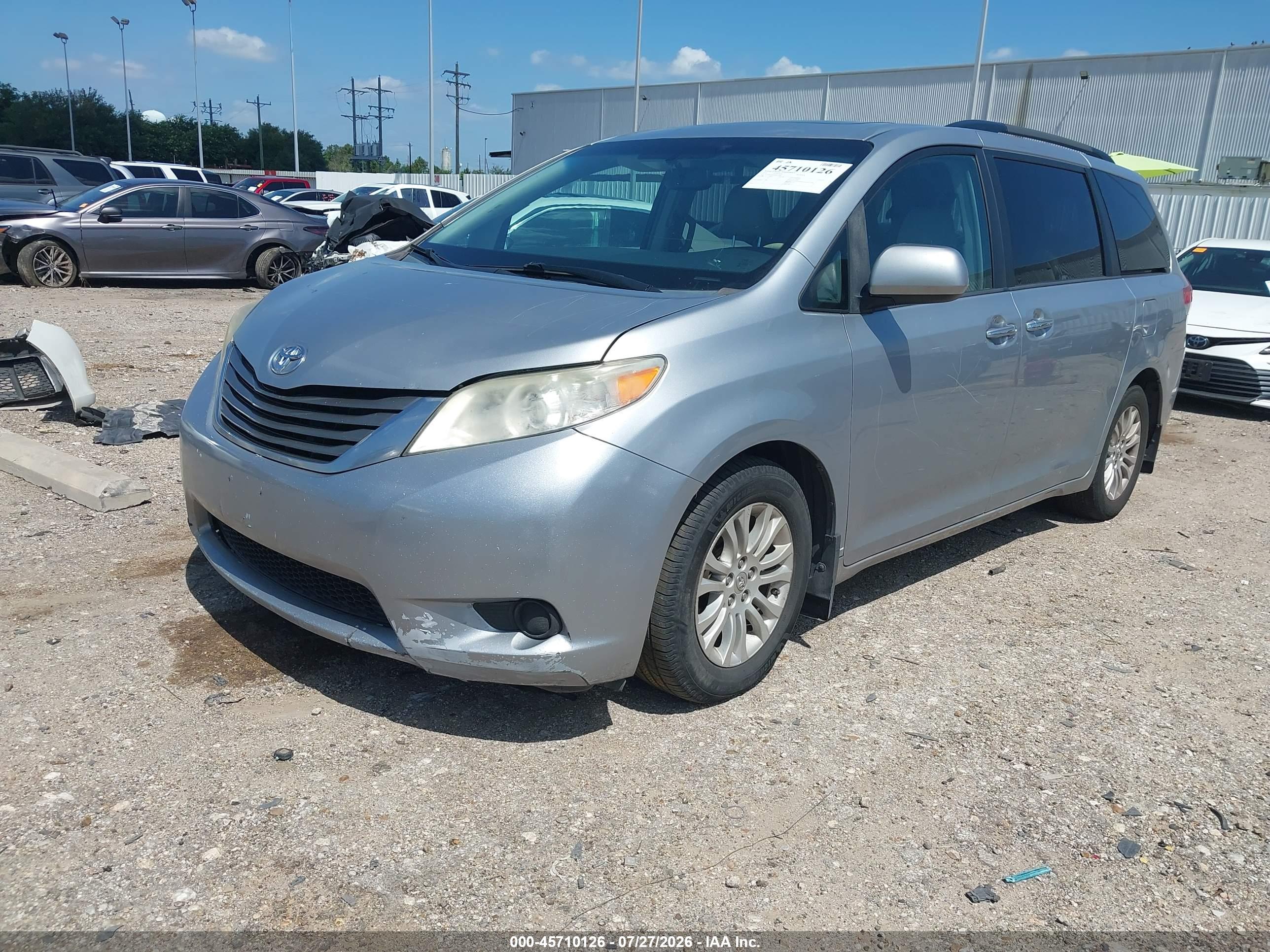 2014 TOYOTA SIENNA XLE V6 8 PASSENGER — I2