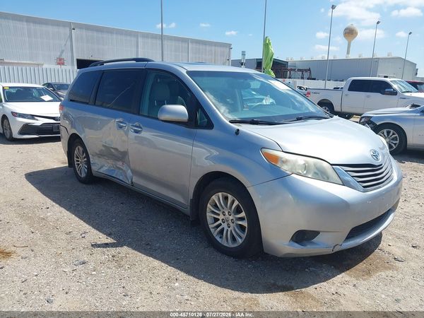 2014 TOYOTA SIENNA XLE V6 8 PASSENGER — I1