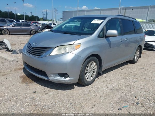 2014 TOYOTA SIENNA — I2