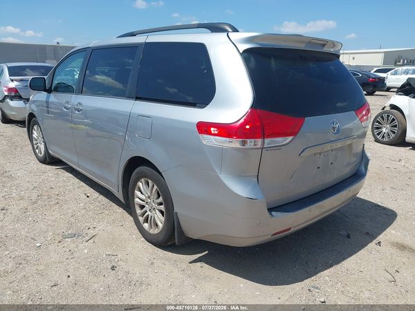 2014 TOYOTA SIENNA XLE V6 8 PASSENGER — I3