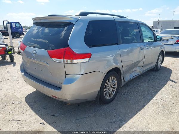 2014 TOYOTA SIENNA XLE V6 8 PASSENGER — I4