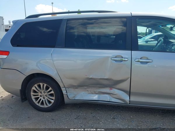 2014 TOYOTA SIENNA XLE V6 8 PASSENGER — I6