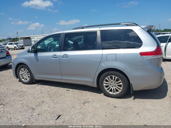 2014 TOYOTA SIENNA XLE V6 8 PASSENGER — I117