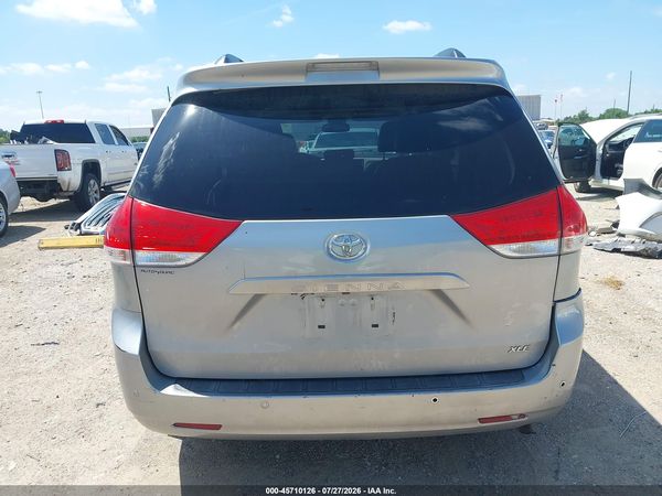 2014 TOYOTA SIENNA XLE V6 8 PASSENGER — I119