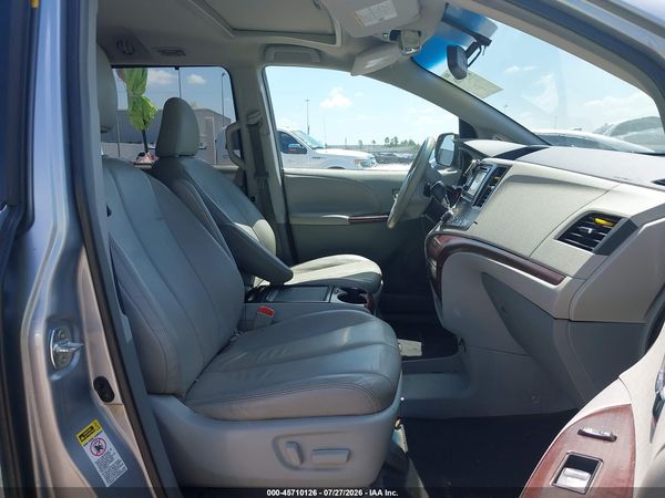2014 TOYOTA SIENNA XLE V6 8 PASSENGER — I152