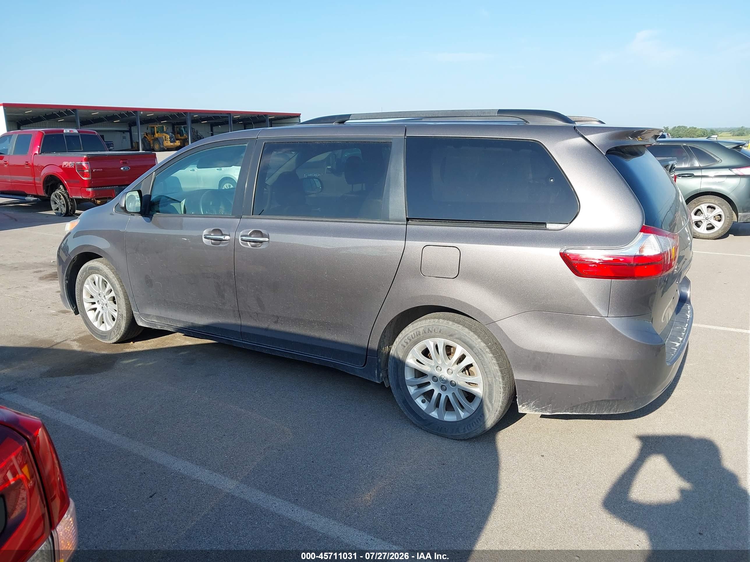 2017 TOYOTA SIENNA XLE 8 PASSENGER