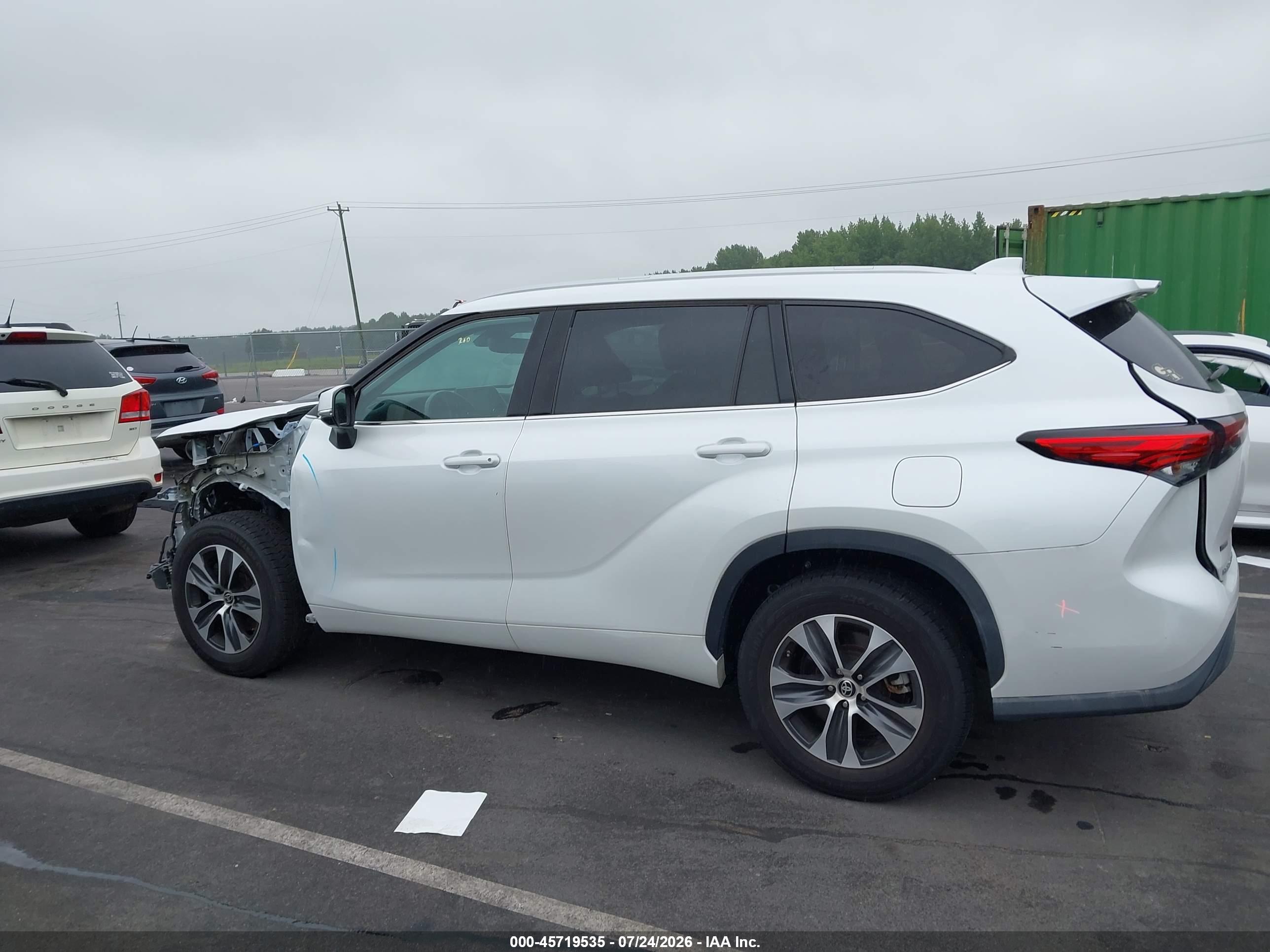 2022 TOYOTA HIGHLANDER XLE