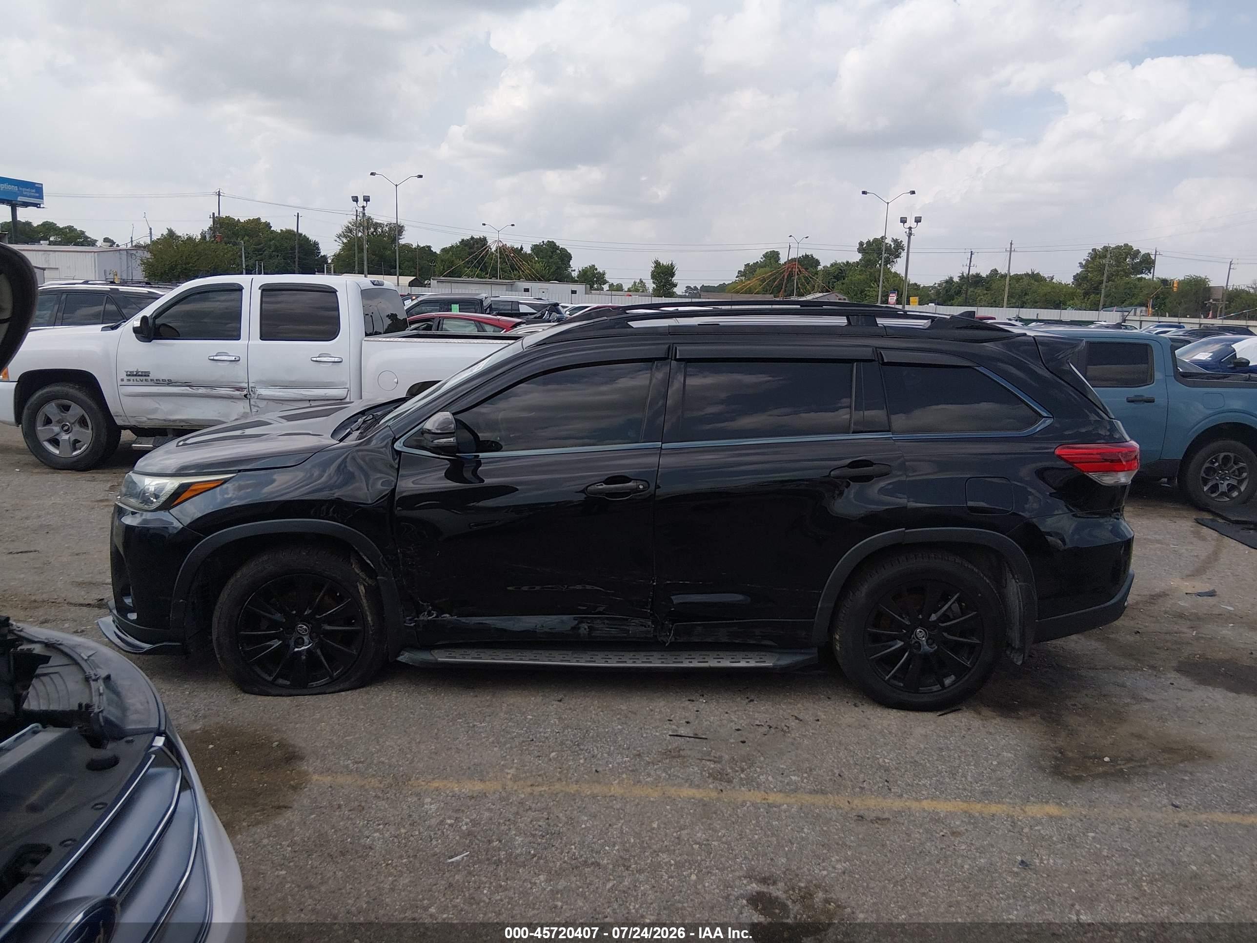 2017 TOYOTA HIGHLANDER SE
