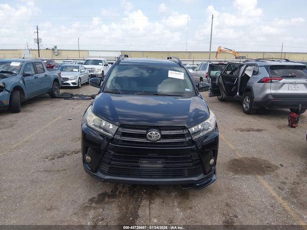 2017 TOYOTA HIGHLANDER SE