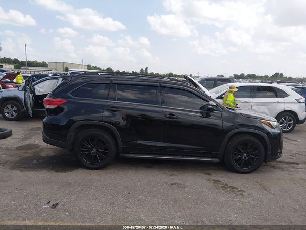2017 TOYOTA HIGHLANDER SE