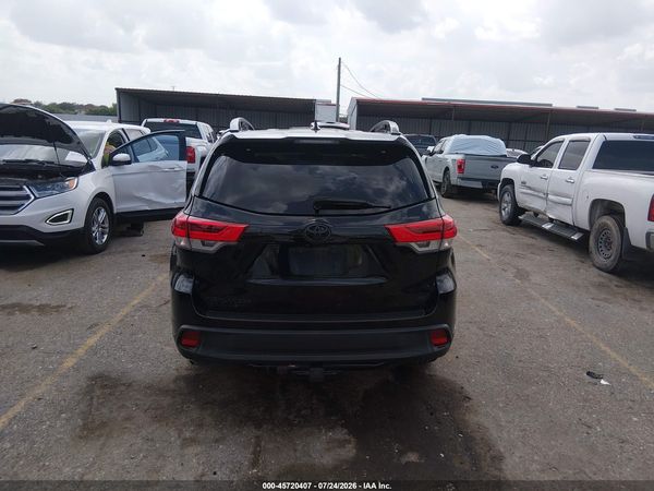 2017 TOYOTA HIGHLANDER SE
