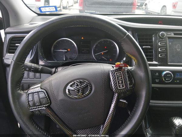 2017 TOYOTA HIGHLANDER SE