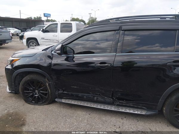 2017 TOYOTA HIGHLANDER SE