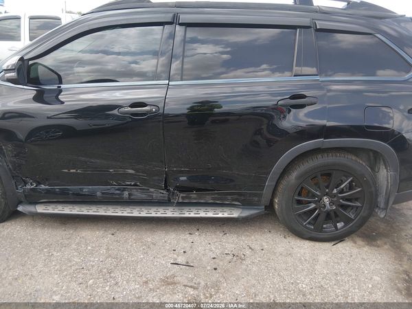 2017 TOYOTA HIGHLANDER SE