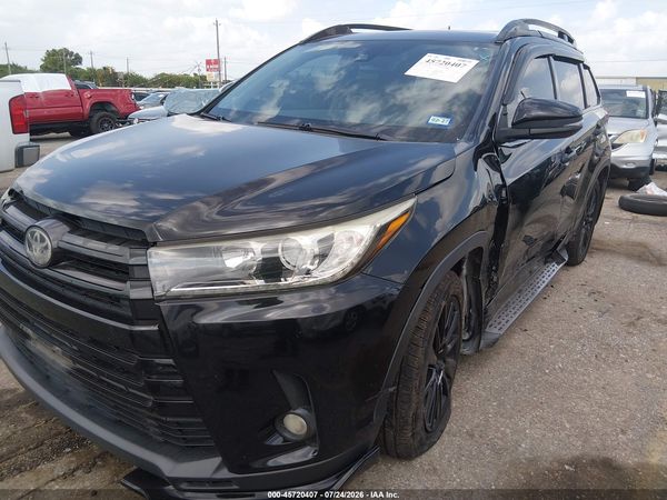 2017 TOYOTA HIGHLANDER SE