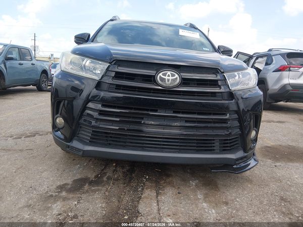 2017 TOYOTA HIGHLANDER SE