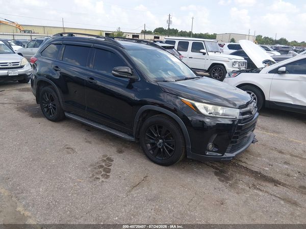 2017 TOYOTA HIGHLANDER SE