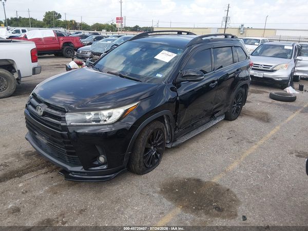 2017 TOYOTA HIGHLANDER SE