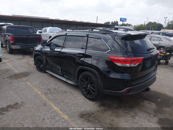 2017 TOYOTA HIGHLANDER SE