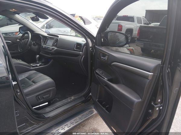 2017 TOYOTA HIGHLANDER SE