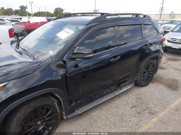 2017 TOYOTA HIGHLANDER SE