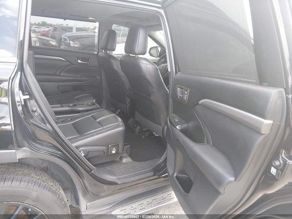 2017 TOYOTA HIGHLANDER SE