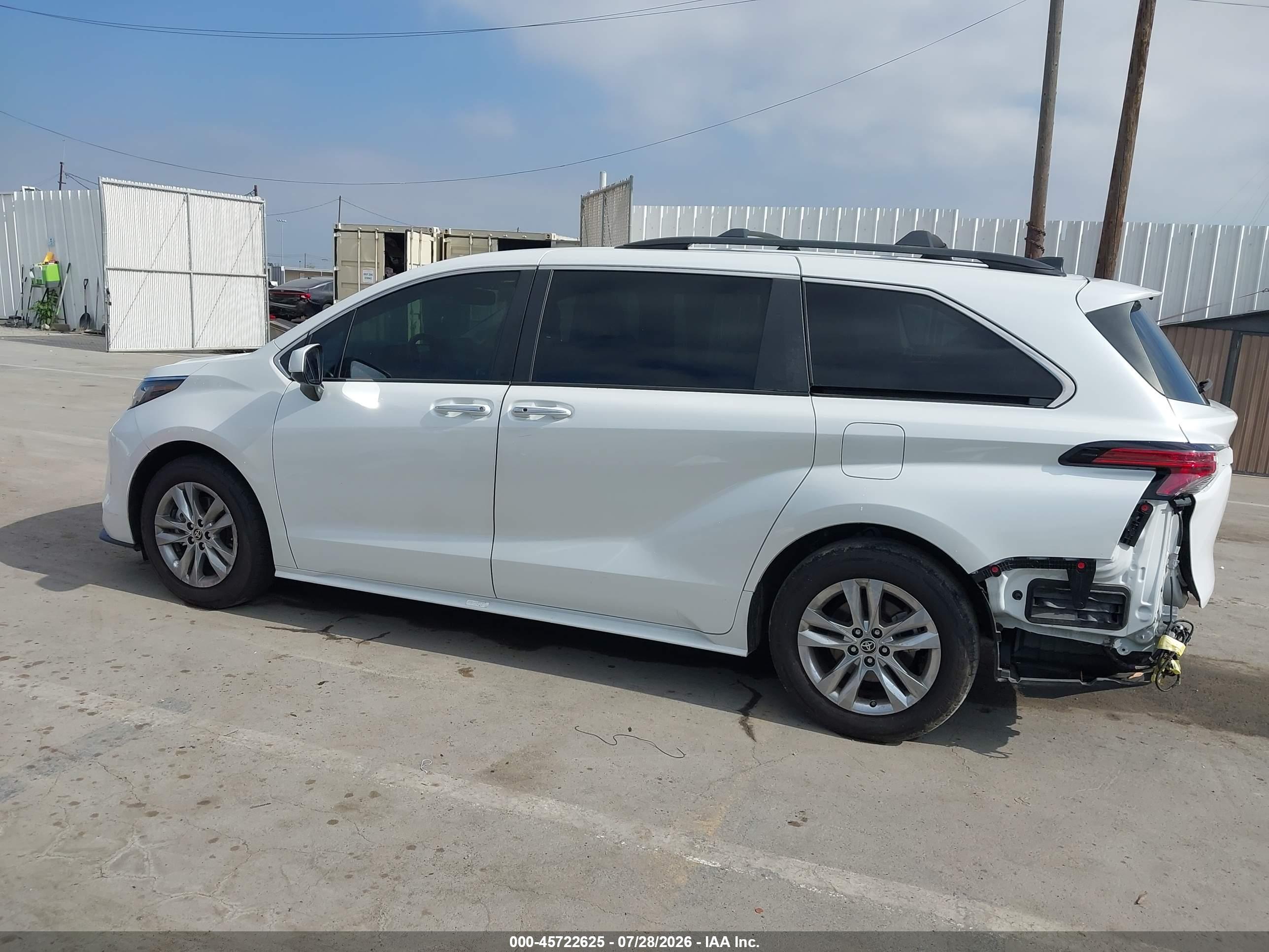 2022 TOYOTA SIENNA XLE