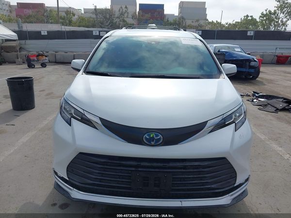 2022 TOYOTA SIENNA XLE
