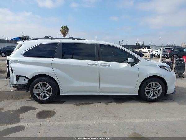 2022 TOYOTA SIENNA XLE