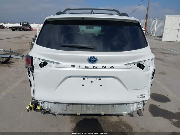 2022 TOYOTA SIENNA XLE