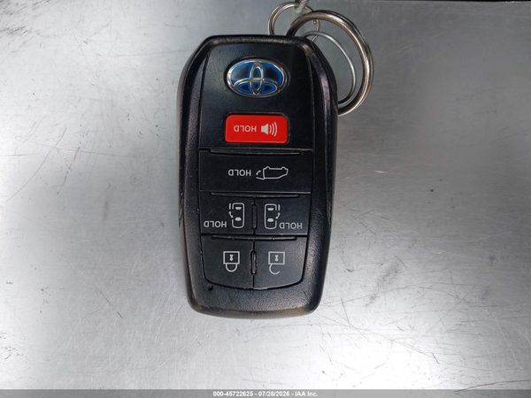 2022 TOYOTA SIENNA XLE